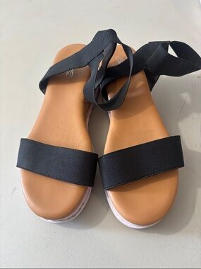 Strap wedge shoes